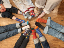 Kreis aus Füßen mit unterschiedlichen Socken