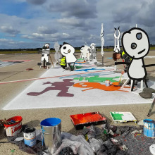 Farbe und Pinsel vor dem Kunstwerk der LAG WfbM