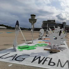 Schriftzug LAG WfbM auf dem Rollfeld