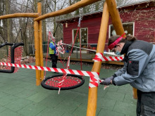 Die neue Schaukelanlage wird von den Absperrbändern befreit ...