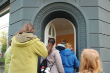 Menschen gehen durch die Eingangstür in den Nachbarschaftstreff Jüli 30