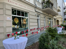 Mit Wimpeln geschmückte Fassade Flora 23