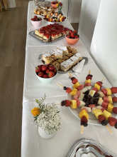 Buffet mit Obstspießen