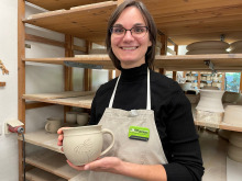 Schichtwechslerin Carola König zeigt die entstandene Tasse