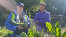 Thomas und Julien mit der RiesenZucchini