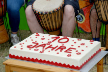 weiße Torte mit roter Zuckerschrift 