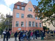 Mitarbeiter*innen vor unserer Villa in der Platanenstraße