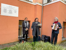 Gedenkfeier zur Kachel-Enthüllung