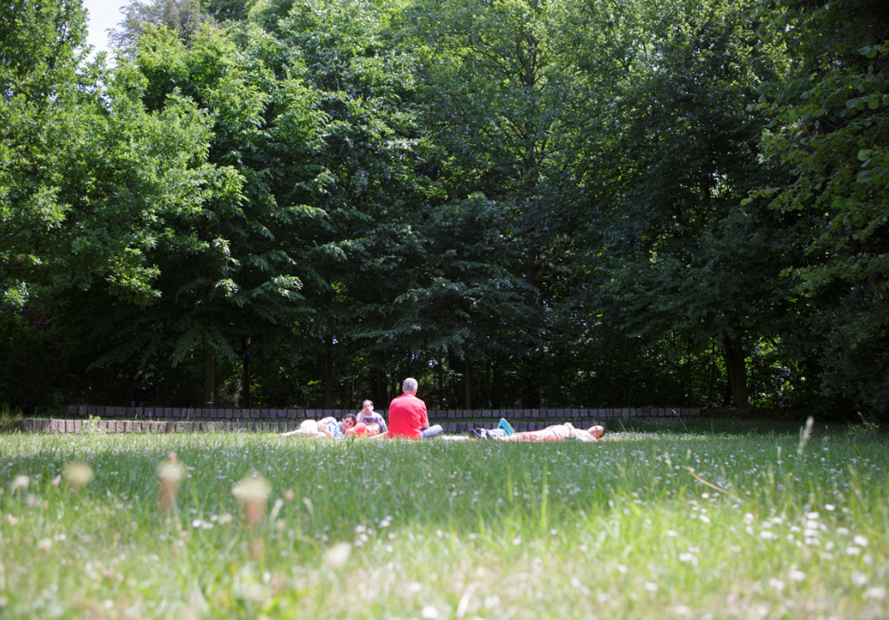 Mittagspause auf der Wiese hinter der Kaspar Hauser Stiftung