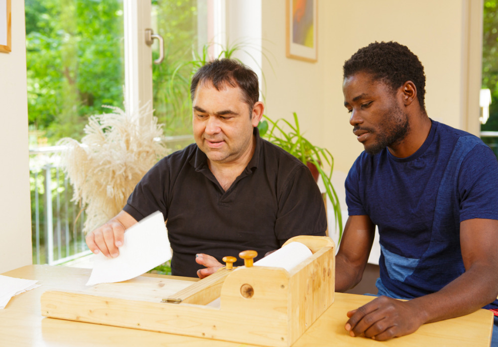 Begleitetes Arbeiten mit Papier 