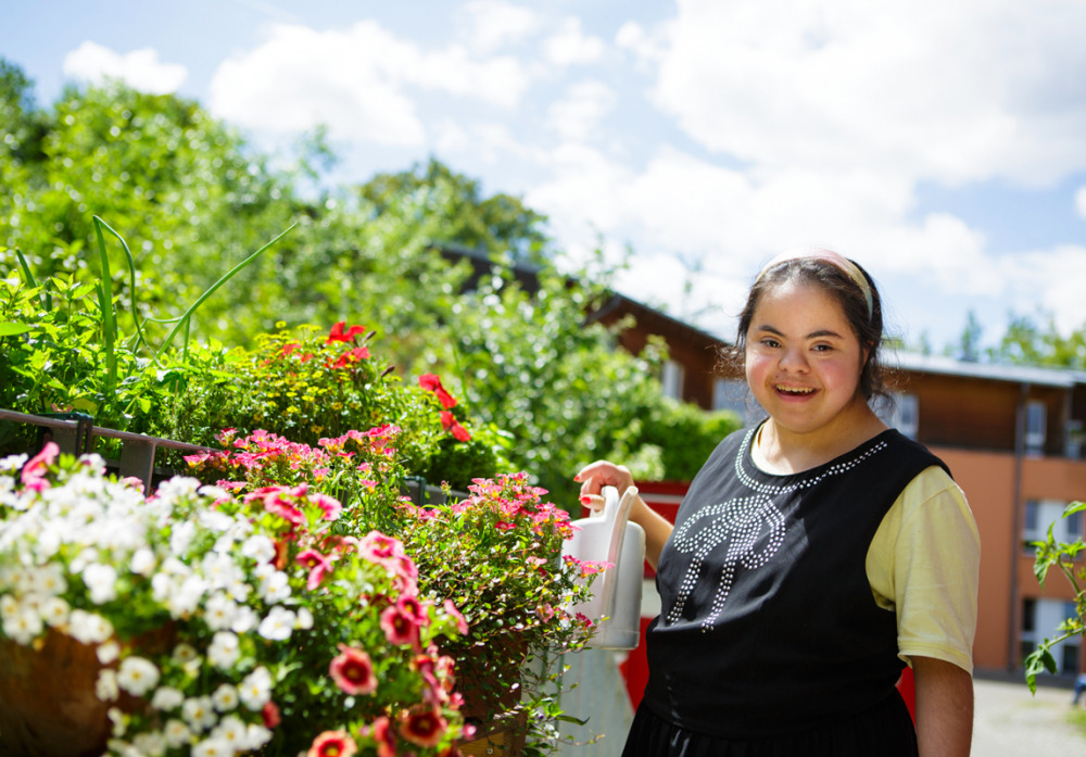 Blumen gießen am Balkon des Beschäftigungs- und Förderbereiches