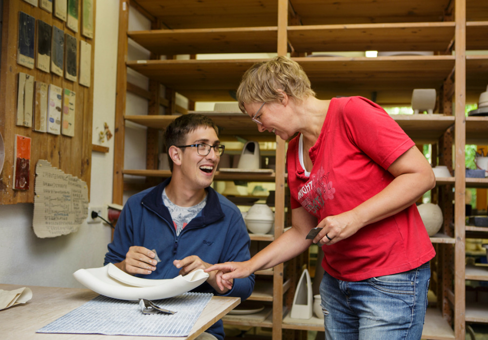 Ikeabankeramik entsteht in gemeinsamer Arbeit