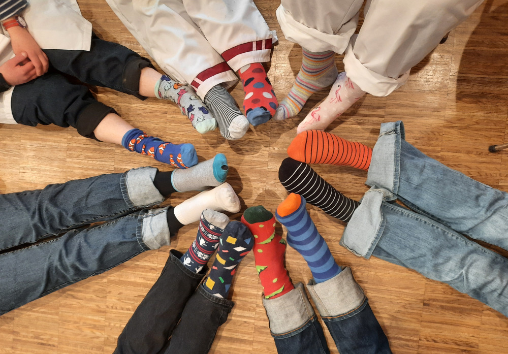 Kreis aus Füßen mit unterschiedlichen Socken