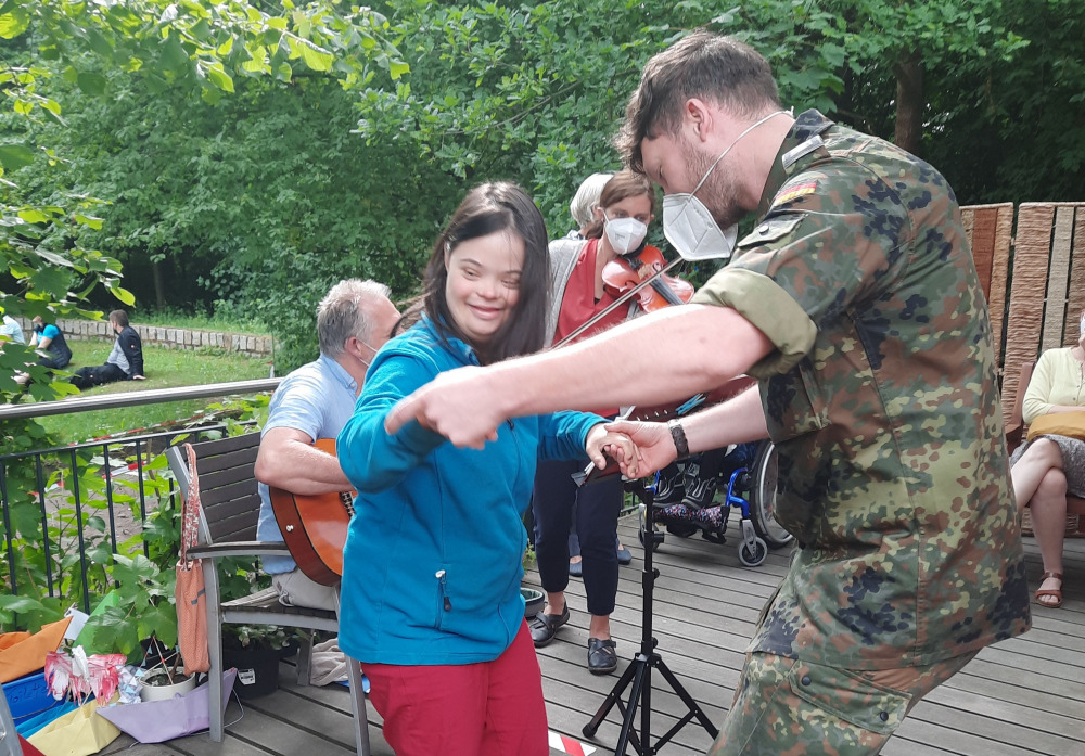 Musik und Tanz auf der Terrasse vorm Gartenhaus