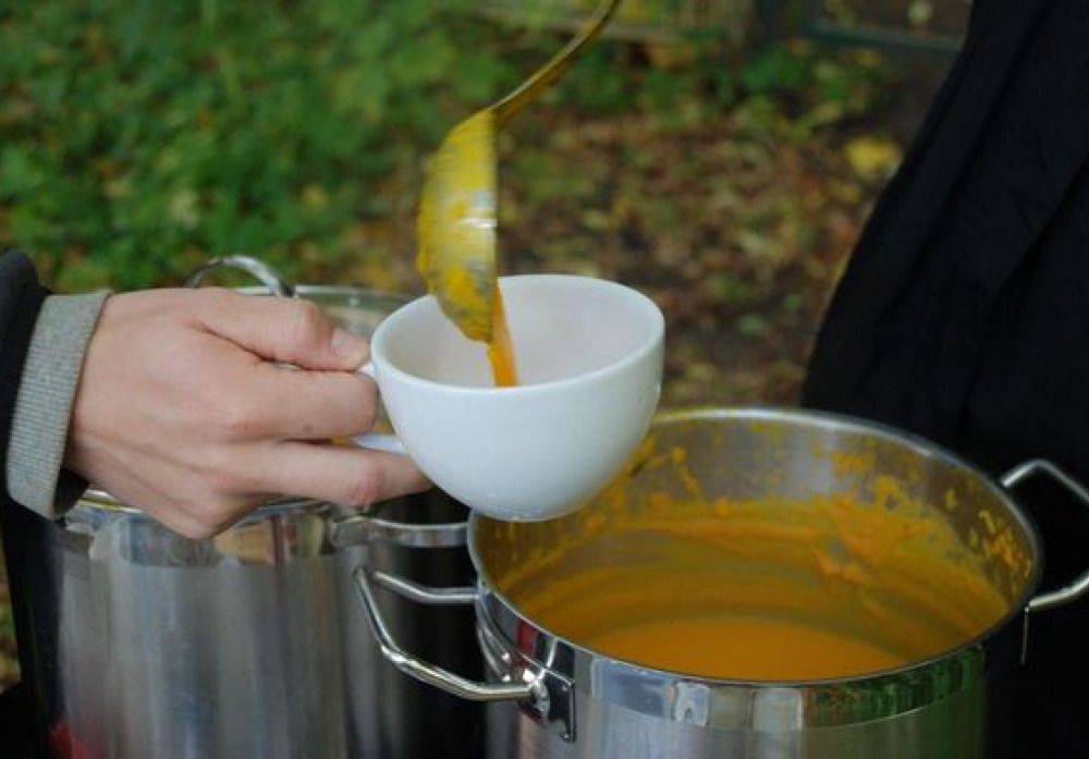 Die Gartengruppe hat Kürbissuppe gekocht.