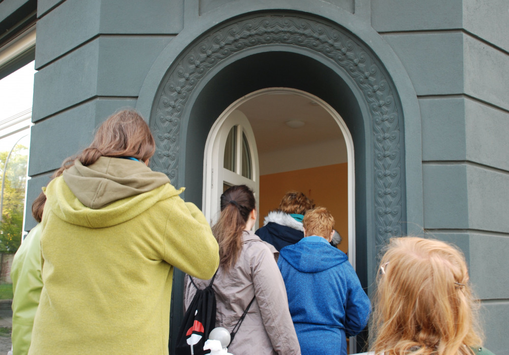 Menschen besuchen den KiezTreff Jüli 30