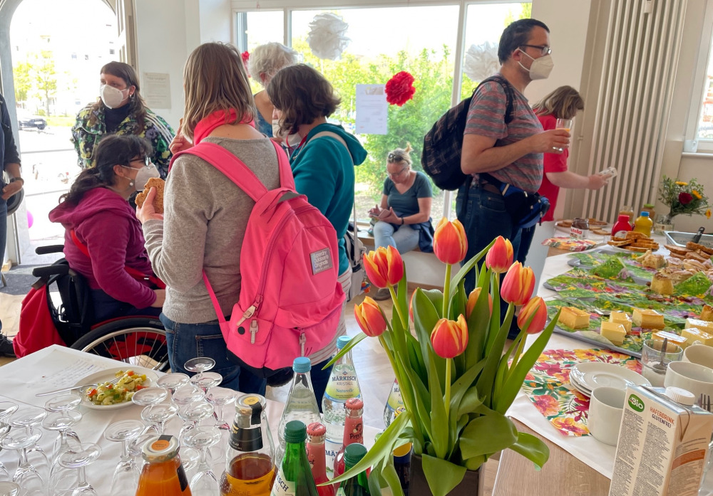 Gäste, Sekt und Tulpen schmückten die Räume im Jüli 30