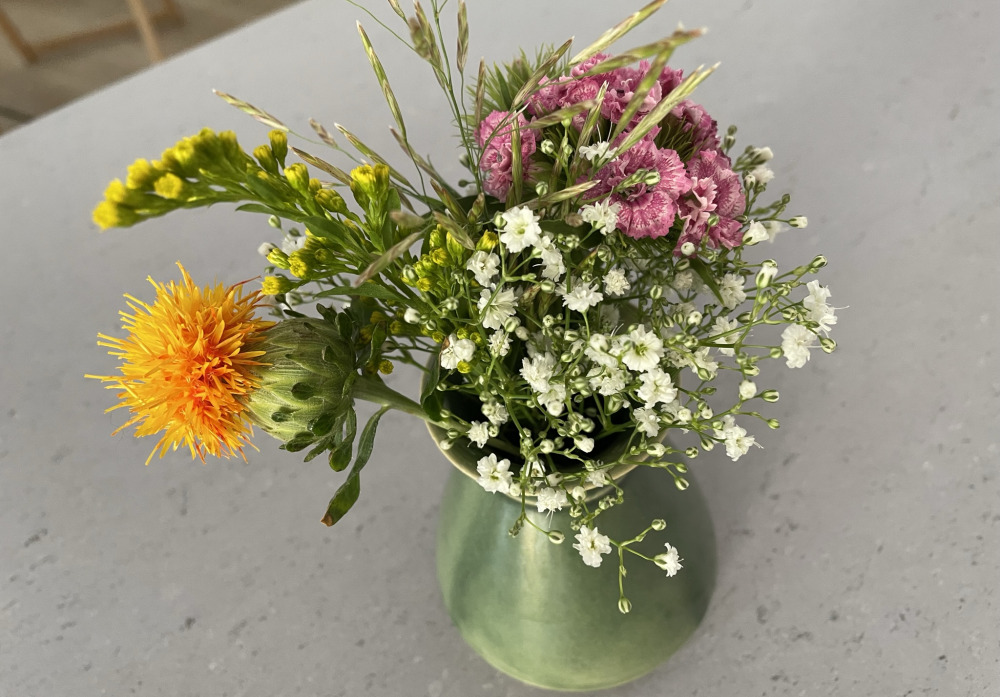 Wildblumen in einer grünen Vase aus unserer Keramikwerkstatt