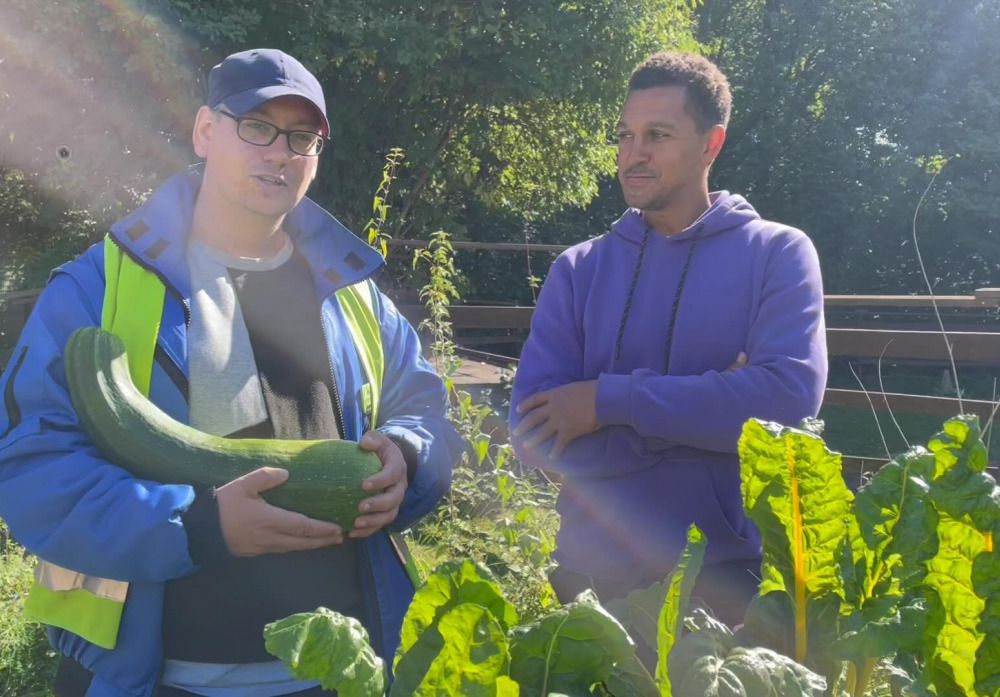 Thomas und Julien mit der RiesenZucchini