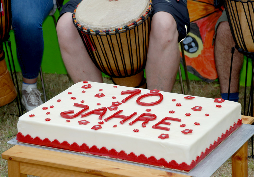 weiße Torte mit roter Zuckerschrift 